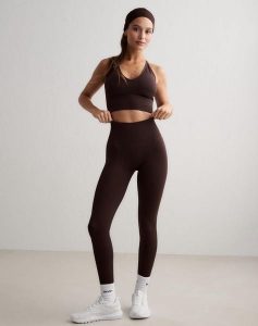 Damskie legginsy invisible scrunch, squat proof Shape Seamless brązowe. Brązowe legginsy AIM'N, bez wzorów, z dzianiny, z podwyższonym stanem. Za 296,00 zł.
