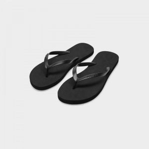 Japonki damskie na plażę Outhorn OTHWSS24FFLIF160. Czarne klapki Outhorn, bez wzorów, z gumy, bez obcasa. Za 37,99 zł.