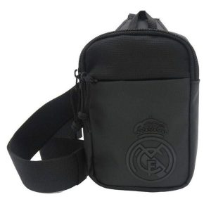 Real Madryt saszetka na ramię Cross Body Bag czarna. Czarne nerki i saszetki REAL MADRID, bez wzorów. Za 89,00 zł.