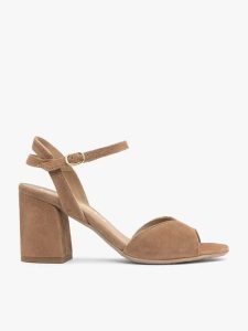 Jasnobrązowe sandały na obcasie. Brązowe sandały Ryłko, bez wzorów, z gumy, z okrągłym noskiem, bez obcasa, na obcasie, bez zapięcia. Za 399,99 zł.