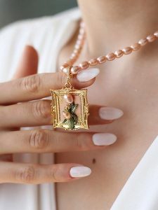 Pierres delicates Naszyjnik z perłami i zawieszką - dł. 50 cm rozmiar: onesize. Czerwone naszyjniki Pierres delicates, z perłą, z mosiądzu. Za 108,99 zł.