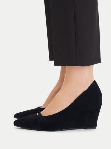 MEXX Czółenka EO-WS1098-02 Czarny. Czarne czółenka Mexx, bez wzorów, bez obcasa, bez zapięcia. Za 329,99 zł.