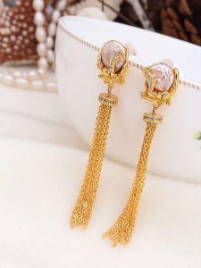 Pierres de Jade Pozłacane kolczyki-wkrętki z masą perłową i cyrkoniami rozmiar: onesize. Różowe kolczyki Pierres de Jade, z cyrkonią, pozłacane. Za 69,99 zł.