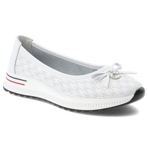 Półbuty damskie Filippo, cholewka ze skóry naturalnej perforowanej wsuwany fason z zabudowanym przodem na lekkiej podeszwie, białe, DP6718/26. Białe półbuty Filippo, bez wzorów, ze skóry, bez obcasa, bez zapięcia. Za 169,00 zł.