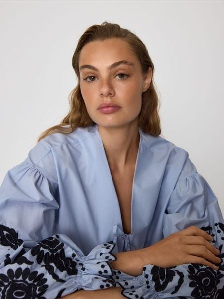 Koszula z ozdobnym haftem - wielobarwny. Koszule Reserved, l, bez wzorów, z bawełny, bez kołnierzyka, bez ramiączek. W wyprzedaży za 89,99 zł.