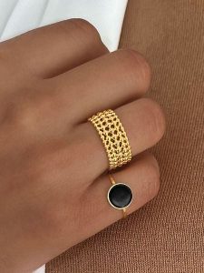 DI GIORGIO Pozłacany pierścionek z onyksem rozmiar: 54. Czarne pierścionki DI GIORGIO, z onyksem, pozłacane. Za 82,99 zł.