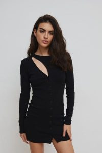 Sukienka z długimi rękawami w kolorze TOTALLY BLACK - FORTA-L. Czarne sukienki Marsala, l, bez wzorów, bez kołnierzyka, bez ramiączek. W wyprzedaży za 86,97 zł.