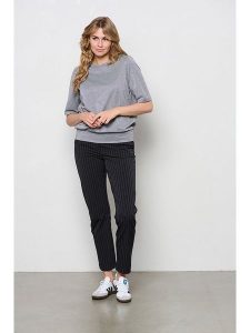 &Co Woman Koszulka "Lucille" w kolorze szarym rozmiar: M. Szare bluzki &Co Woman, m, bez wzorów, bez kołnierzyka, bez ramiączek. Za 118,56 zł.