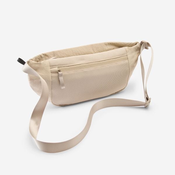 Torebka nerka Quechua XXL 5 l. Brązowe nerki i saszetki DECATHLON, bez wzorów. Za 79,99 zł.
