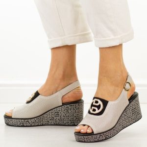 Beżowe skórzane sandały damskie na koturnie S.Barski 7014. Brązowe sandały S.BARSKI, z aplikacjami, z jeansu, z okrągłym noskiem, bez obcasa, na koturnie, bez zapięcia. Za 239,00 zł.