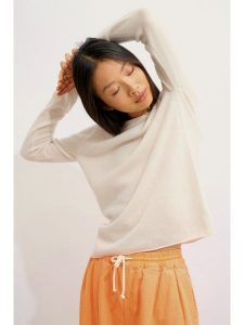 AUTHENTIC CASHMERE Kaszmirowy sweter "Criou" w kolorze białym rozmiar: L. Białe swetry oversize AUTHENTIC CASHMERE, l, bez wzorów, z kaszmiru, bez ramiączek. Za 361,99 zł.