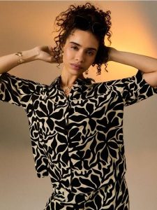 Wiskozowa koszula regular fit z krótkim rękawem - czarny. Czarne koszule Sinsay, l, bez wzorów, z wiskozy, bez kołnierzyka, bez ramiączek. Za 25,99 zł.