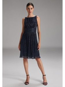 SWING Sukienka w kolorze granatowym rozmiar: 40. Niebieskie sukienki Swing, bez wzorów, bez kołnierzyka, bez ramiączek, midi. Za 260,99 zł.