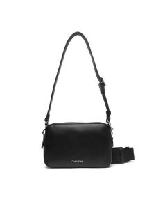Calvin Klein Torebka Webbing Double Strap Camera Bag LV04F3165G Czarny. Czarne listonoszki Calvin Klein, bez wzorów, ze skóry, bez dodatków. Za 339,99 zł.