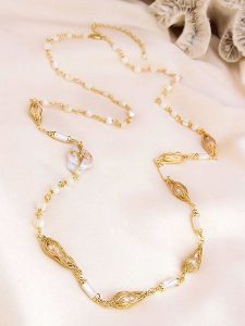 Pierres de Jade Pozłacany naszyjnik z elementami ozdobnymi - dł. 45 cm rozmiar: onesize. Białe naszyjniki Pierres de Jade, z perłą, pozłacane. Za 113,99 zł.