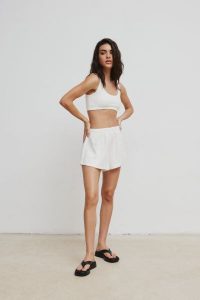 Krótkie spodenki z miękkiej dzianiny w kolorze WHITE CLOUD - PEGO-L/XL. Białe szorty Marsala, bez wzorów, z bawełny. Za 149,90 zł.