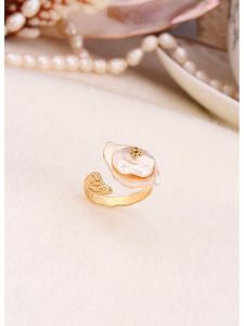 L'Atelier de Gaia Pozłacany pierścionek z masą perłową rozmiar: onesize. Białe pierścionki L'Atelier de Gaia, z perłą, pozłacane. Za 104,64 zł.