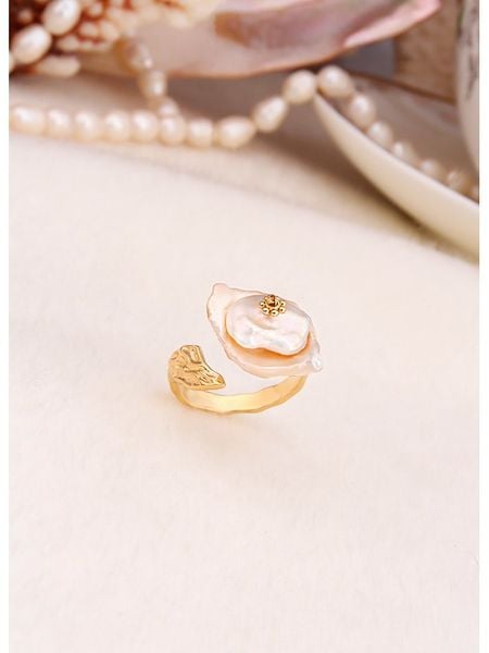 L'Atelier de Gaia Pozłacany pierścionek z masą perłową rozmiar: onesize. Białe pierścionki L'Atelier de Gaia, z perłą, pozłacane. Za 74,11 zł.