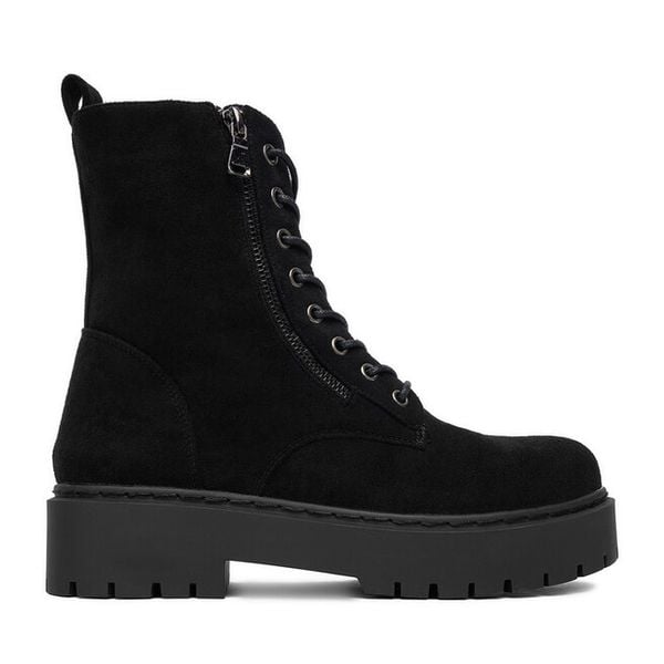 Trzewiki DeeZee. Czarne botki DeeZee, bez wzorów, bez obcasa, na płaskiej podeszwie, bez zapięcia. Za 199,99 zł.