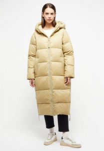 DAMSKA KURTKA ZIMOWA PIKOWANA MUSTANG Heidi Puffer Coat Olive Gray 1014197 6232. Szare kurtki Mustang, na zimę, l, bez wzorów, bez kaptura. Za 399,99 zł.