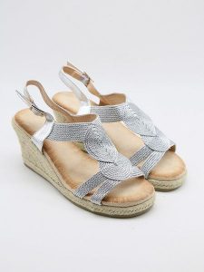 Bellucci Sandały w kolorze srebrnym na koturnie rozmiar: 39. Szare sandały Bellucci, bez wzorów, z otwartym noskiem, bez obcasa, na koturnie, bez zapięcia. Za 113,99 zł.