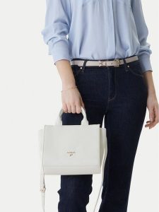 Guess Torebka J5GZ06 WG730 Écru. Białe torebki klasyczne Guess, z aplikacjami, ze skóry, bez dodatków. Za 259,99 zł.