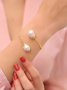 L'Atelier de Gaia Pozłacana bransoletka z perłami rozmiar: onesize. Białe bransoletki L'Atelier de Gaia, z perłą, pozłacane. Za 43,99 zł.