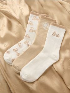 Prążkowane skarpetki 3 pack Barbie - kremowy. Białe skarpetki Sinsay, bez wzorów, prążkowane. Za 15,99 zł.