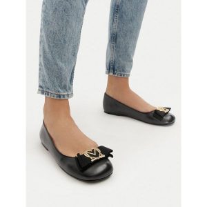 Baleriny LOVE MOSCHINO. Czarne balerinki LOVE MOSCHINO, bez wzorów, bez obcasa, bez zapięcia. Za 429,99 zł.