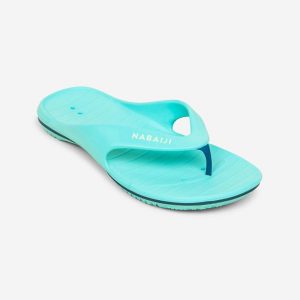 Japonki basenowe damskie Nabaiji Tonga 500. Niebieskie klapki DECATHLON, bez wzorów, z materiału, bez obcasa. Za 44,99 zł.