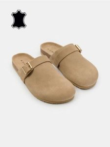 Skórzane klapki z paskiem - beżowy. Brązowe klapki Sinsay, bez wzorów, bez obcasa. Za 79,99 zł.