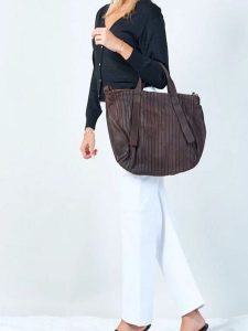 Amara Skórzany shopper bag "Brigitte" w kolorze brązowym - 40 x 30 x 14 cm rozmiar: onesize. Brązowe shopper bag Amara, bez wzorów, z materiału, bez dodatków. Za 479,76 zł.