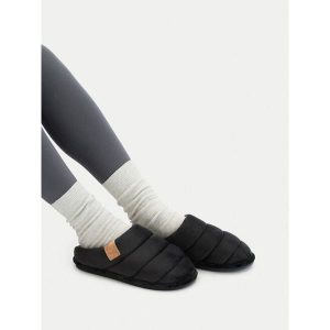 Kapcie G-Star. Czarne kapcie G-Star, bez wzorów. Za 43,99 zł.