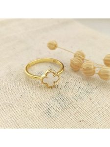 Miu Silver Pozłacany pierścionek z masą perłową rozmiar: 52. Białe pierścionki Miu Silver, z perłą, pozłacane. Za 104,39 zł.