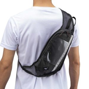 Torba na ramię Mizuno Night Run. Czarne torby podróżne i sportowe Mizuno, bez wzorów, z materiału, na ramię. Za 226,10 zł.