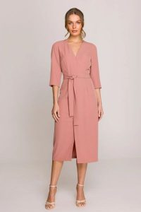 Elegancka sukienka midi z dekoltem V i rozcięciem różana. Czerwone sukienki Stylove, do pracy, na lato, s, bez wzorów, biznesowe, bez kołnierzyka, bez ramiączek, midi, ołówkowe. Za 389,00 zł.