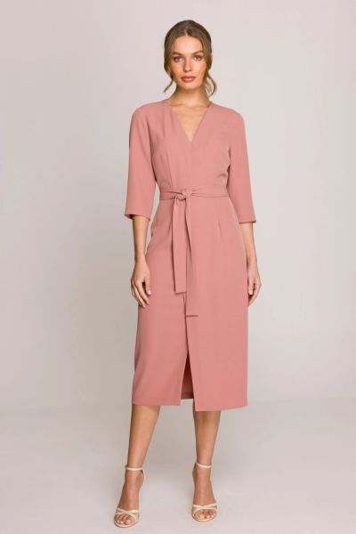 Elegancka sukienka midi z dekoltem V i rozcięciem różana. Czerwone sukienki Stylove, do pracy, na lato, s, bez wzorów, biznesowe, bez kołnierzyka, bez ramiączek, midi, ołówkowe. Za 389,00 zł.