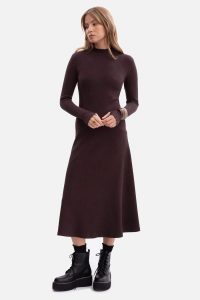 Bawełniana sukienka dzianinowa z golfem rozkloszowana cbrąz. Sukienki Bewear, do pracy, s, bez wzorów, z bawełny, biznesowe, bez kołnierzyka, bez ramiączek, rozkloszowane. Za 259,00 zł.