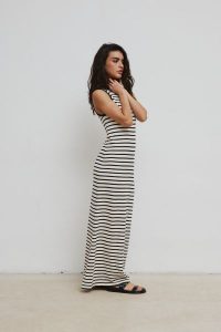 Długa sukienka z dzianiny w paski BLACK & BEIGE - RIANS-S/M. Brązowe sukienki Marsala, na plażę, m, bez wzorów, z bawełny, eleganckie, bez kołnierzyka, bez ramiączek, maxi. W wyprzedaży za 98,97 zł.