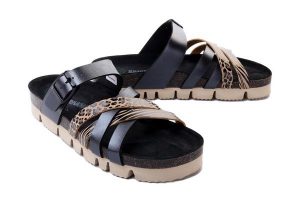 DR. BRINKMANN 700400-01 schwarz, klapki damskie. Czarne klapki Dr. Brinkmann, bez wzorów, bez obcasa. Za 122,45 zł.