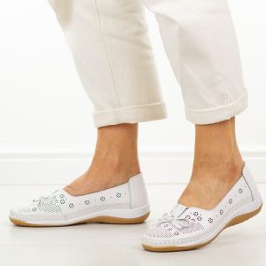 Białe ażurowe skórzane półbuty damskie Cambell 40332. Białe półbuty Cambell, na lato, w ażurowe wzory, z jeansu, z okrągłym noskiem, bez obcasa, bez zapięcia. Za 179,00 zł.