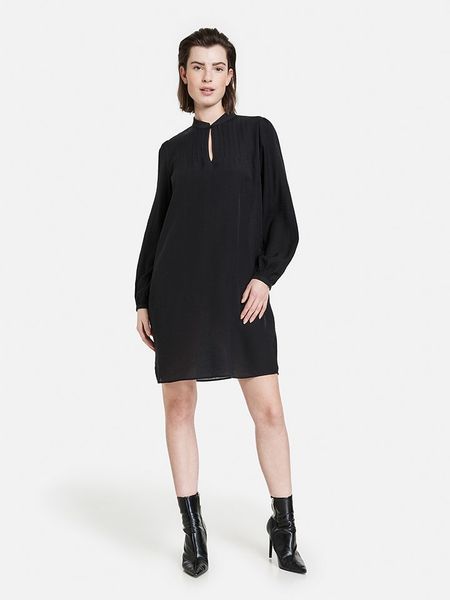 TAIFUN Sukienka w kolorze czarnym rozmiar: 38. Czarne sukienki Taifun, na co dzień, bez wzorów, bez kołnierzyka, bez ramiączek, mini, proste. Za 117,73 zł.