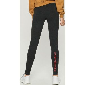 Dzianinowe legginsy z napisem - Szary. Legginsy marki Sinsay. W wyprzedaży za 19,99 zł.