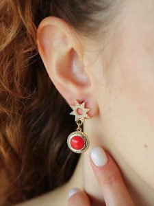 Pierres delicates Pozłacane kolczyki-wkrętki z cyrkoniami rozmiar: onesize. Pomarańczowe kolczyki Pierres delicates, z cyrkonią, pozłacane. Za 43,99 zł.