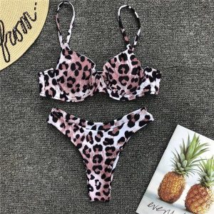 Strój kąpielowy dwuczęściowy z nowoczesnym wzorem na plażę i basen Ayelet. Bikini Intica, bez wzorów, z materiału. Za 149,00 zł.