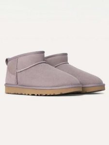 UGG Botki "Classic Ultra Mini" w kolorze szarym rozmiar: 36. Szare botki Ugg, bez wzorów, z wełny, z okrągłym noskiem, bez obcasa, bez zapięcia. Za 462,29 zł.