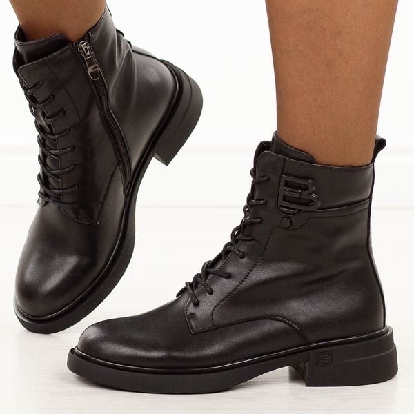 Czarne skórzane botki damskie Filippo Dbt7361/25. Czarne botki Filippo, na jesień, bez wzorów, z jeansu, z okrągłym noskiem, bez obcasa, na płaskiej podeszwie, bez zapięcia. Za 399,00 zł.