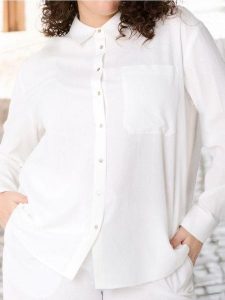 Koszula z domieszką lnu PLUS SIZE - kremowy. Białe koszule Sinsay, l, bez wzorów, z materiału, bez kołnierzyka, plus size, bez ramiączek. Za 49,99 zł.