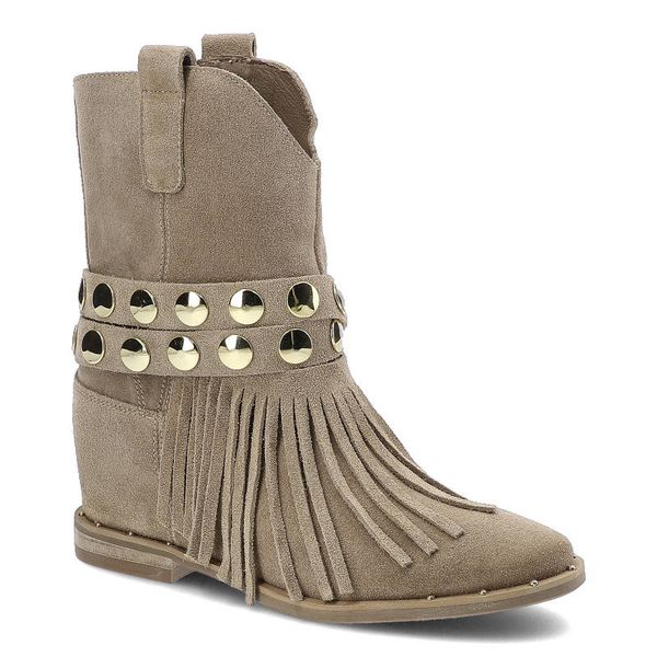 Botki damskie Carinii, zamszowa cholewka o miękkiej strukturze dekoracyjne frędzle z metalowymi nitami wsuwany fason, beżowe, B7751-O17-B89. Brązowe botki Carinii, na jesień, bez wzorów, z jeansu, bez obcasa, na koturnie, bez zapięcia. Za 409,00 zł.
