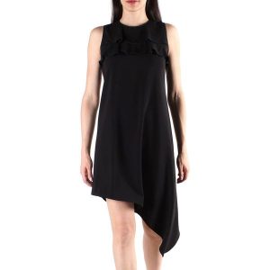 Sukienka w kolorze czarnym. Czarne sukienki marki Sexy Woman, z asymetrycznym kołnierzem. W wyprzedaży za 199,95 zł.